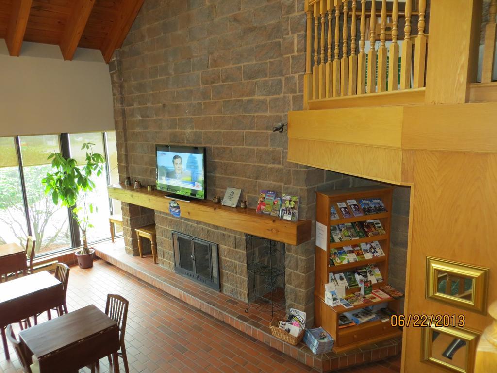 Super 8 By Wyndham Sudbury On Hotel Luaran gambar