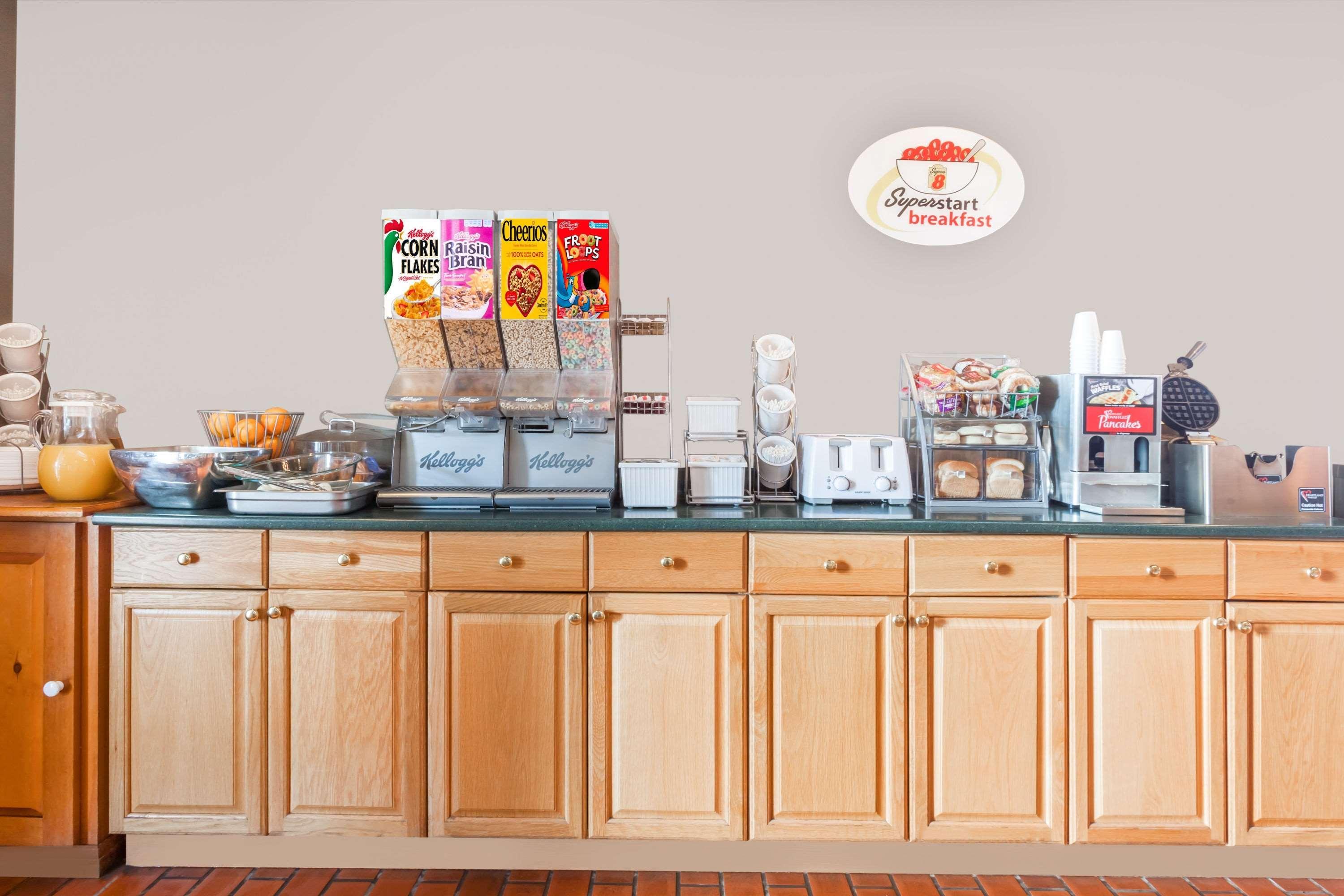 Super 8 By Wyndham Sudbury On Hotel Luaran gambar