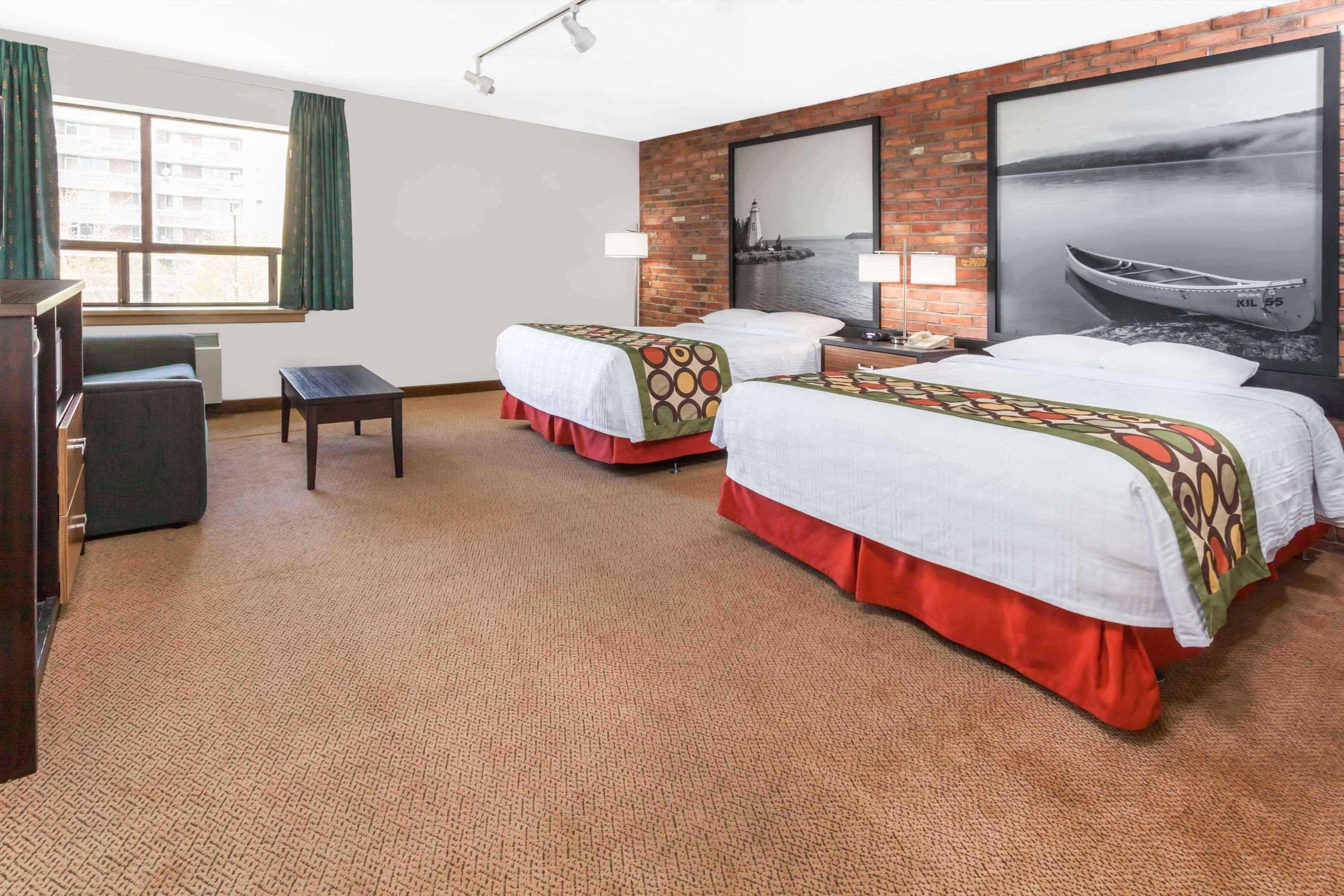 Super 8 By Wyndham Sudbury On Hotel Luaran gambar
