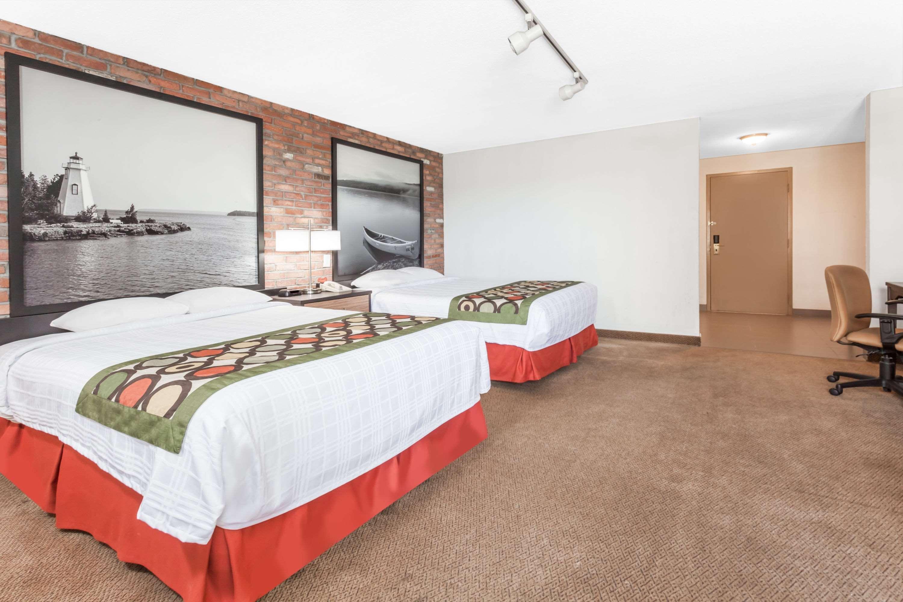 Super 8 By Wyndham Sudbury On Hotel Luaran gambar