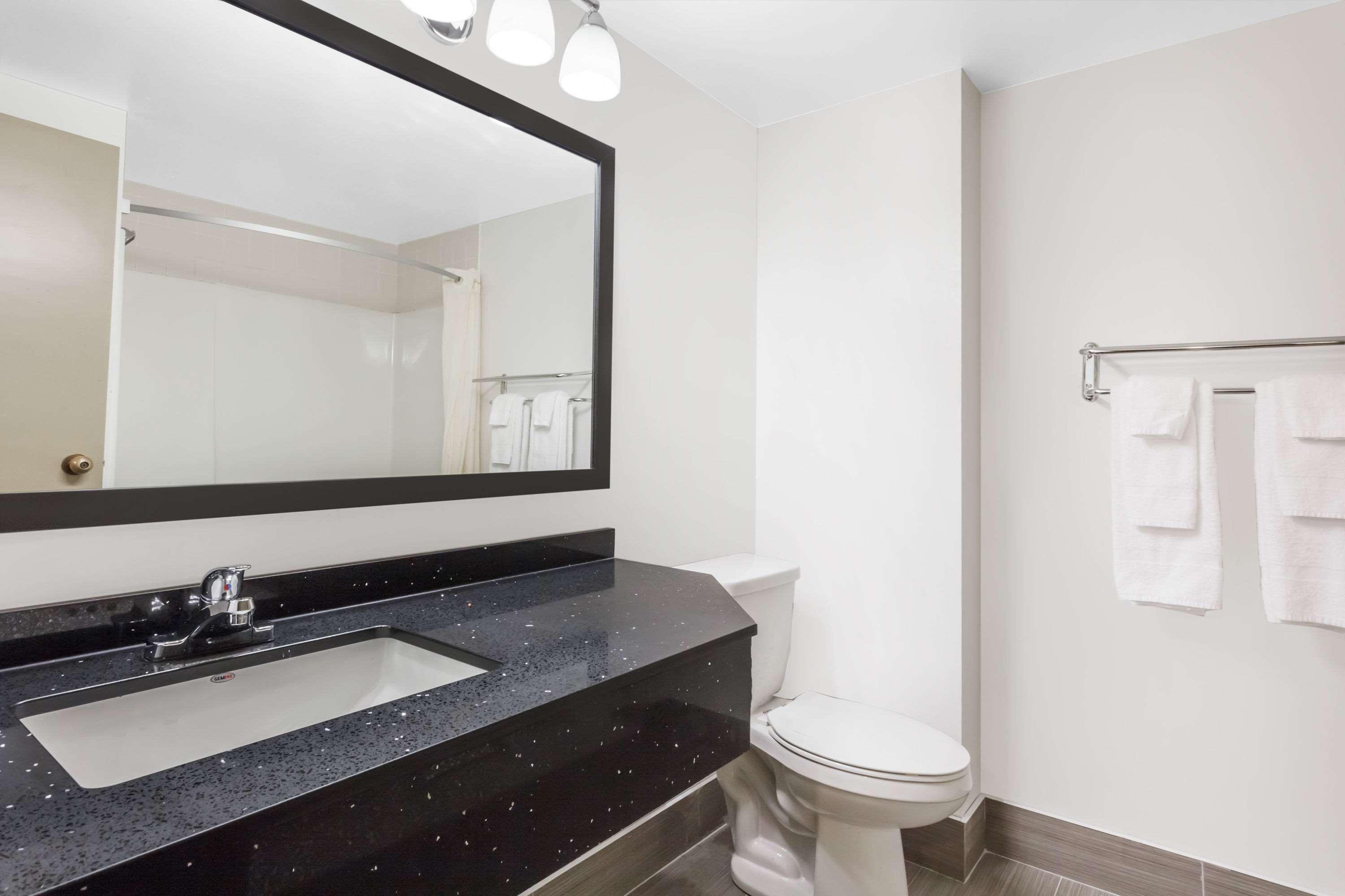 Super 8 By Wyndham Sudbury On Hotel Luaran gambar
