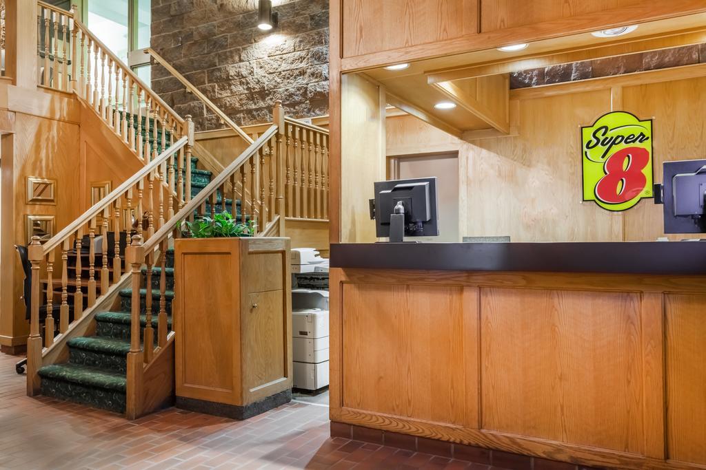Super 8 By Wyndham Sudbury On Hotel Luaran gambar