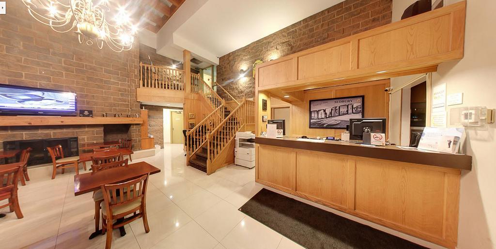 Super 8 By Wyndham Sudbury On Hotel Luaran gambar